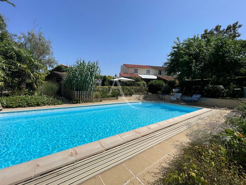 Image Piscine à  maison individuelle de Château-Guibert