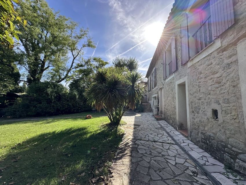 Image Façade à studio de Rousset