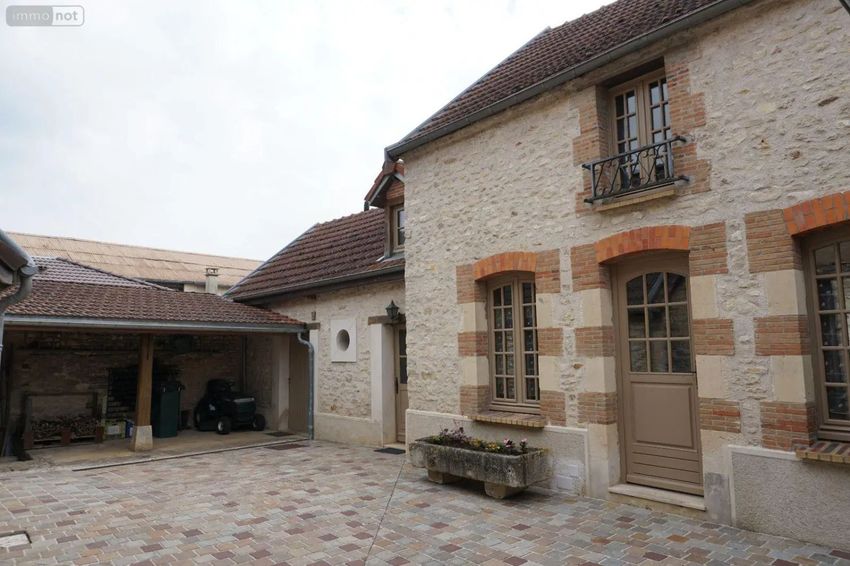 Image Façade à  villa de Crugny