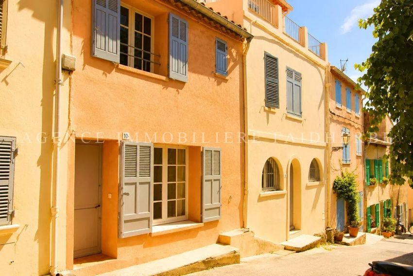 Image Façade à  maison de village de Saint-Tropez