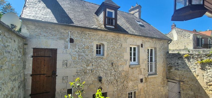 Image Façade à  maison de village de Orrouy