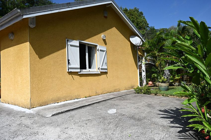 Image Façade à  villa de Les Abymes