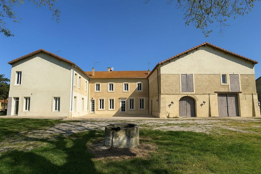 Image Façade à  manoir de Arles