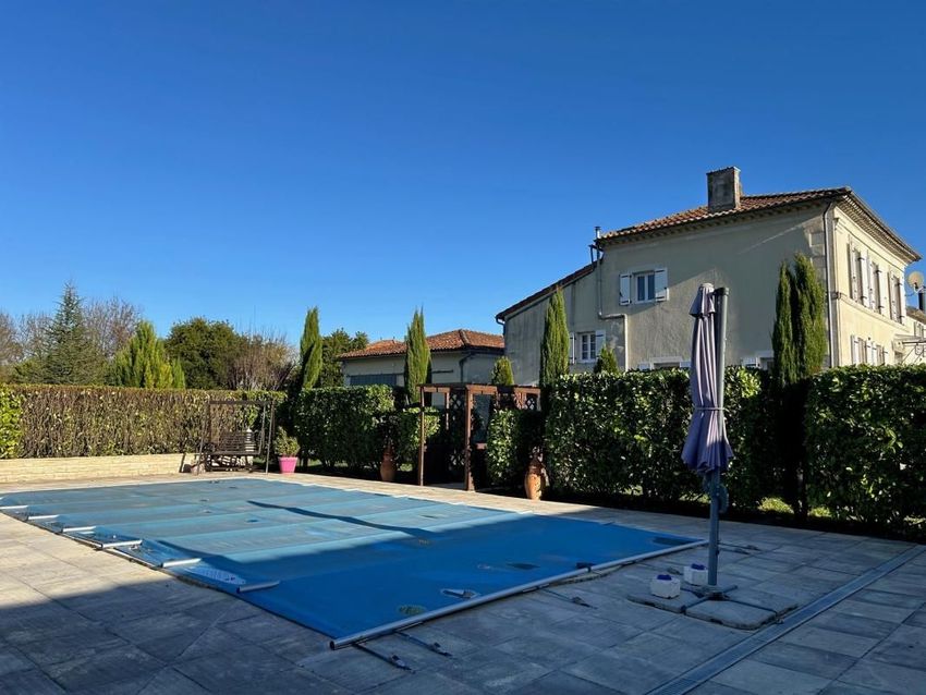Image Piscine à  maison individuelle de Pérignac