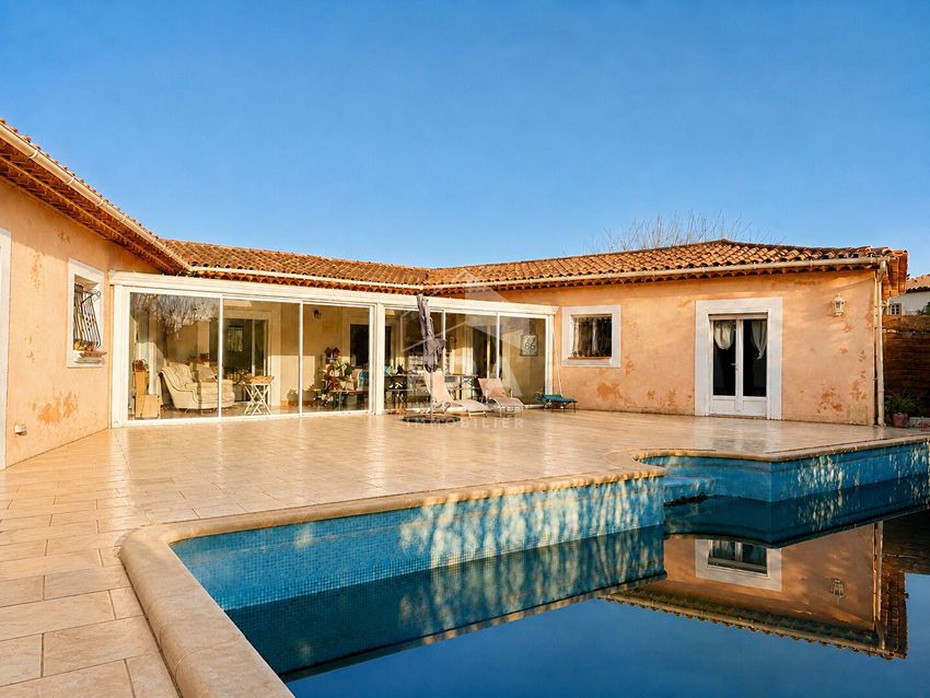 Image Piscine à  maison individuelle de Le Luc
