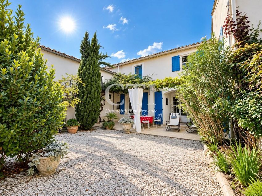 Image Façade à  maison de village de Visan
