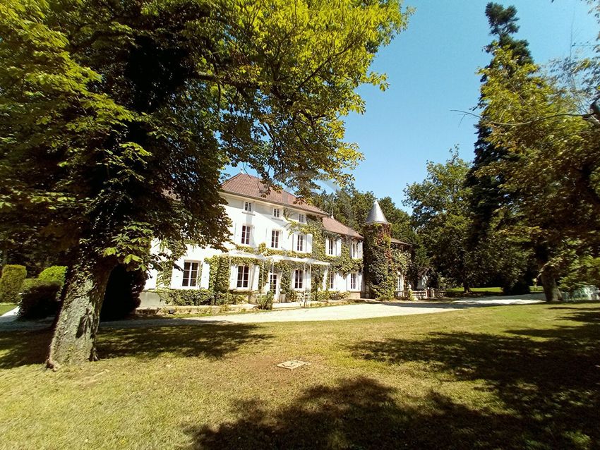Image Façade à  manoir de Saint-Étienne-de-Saint-Geoirs