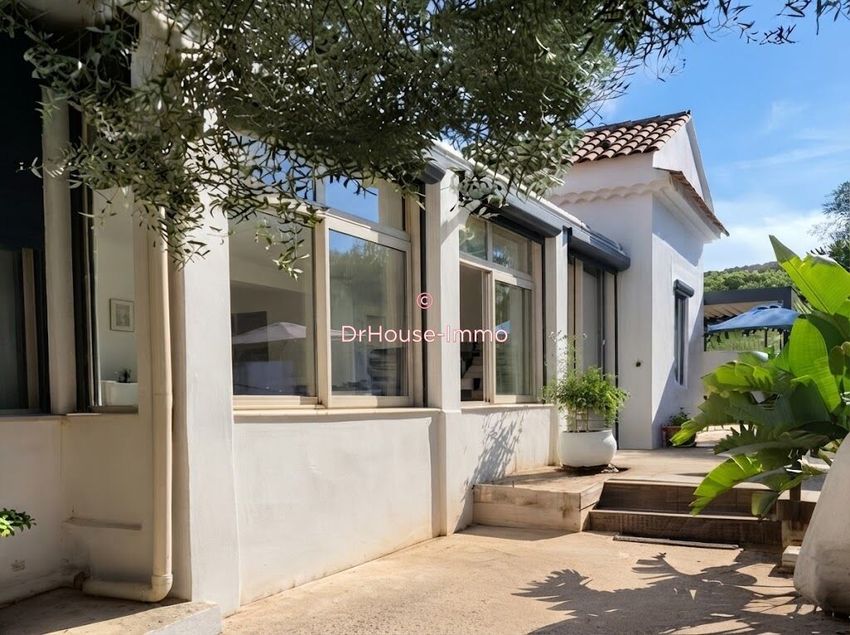 Image Façade à  villa de Hyères