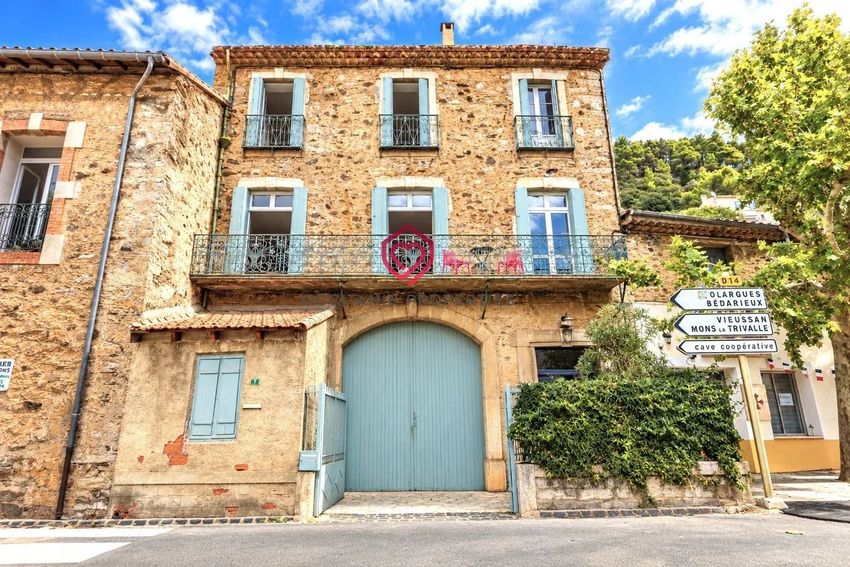 Image Façade à  maison de village de Roquebrun