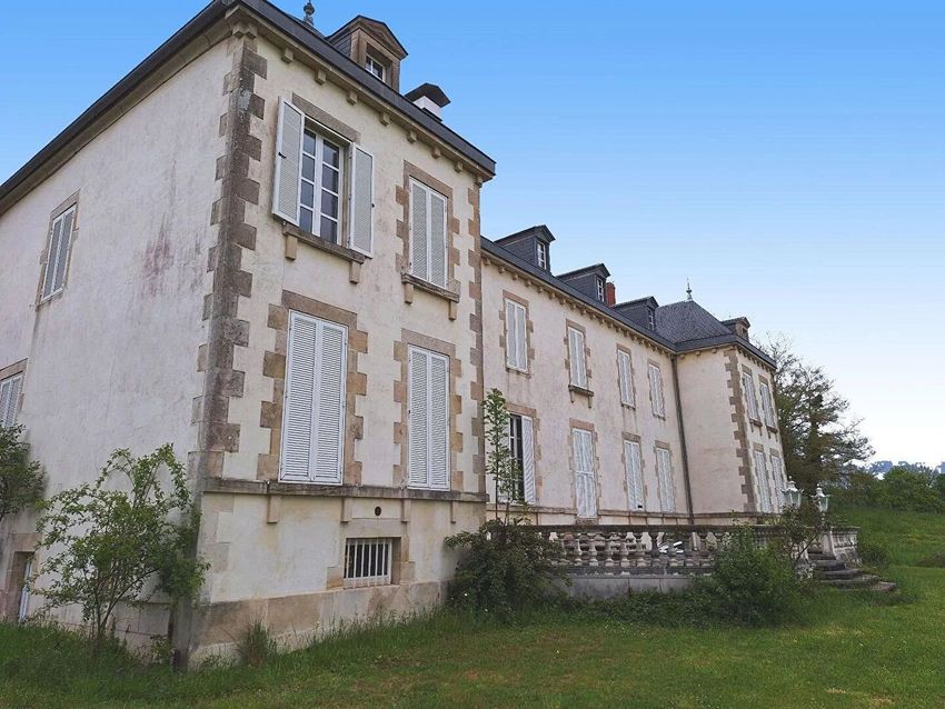 Image Façade à  château de Moulins-Engilbert