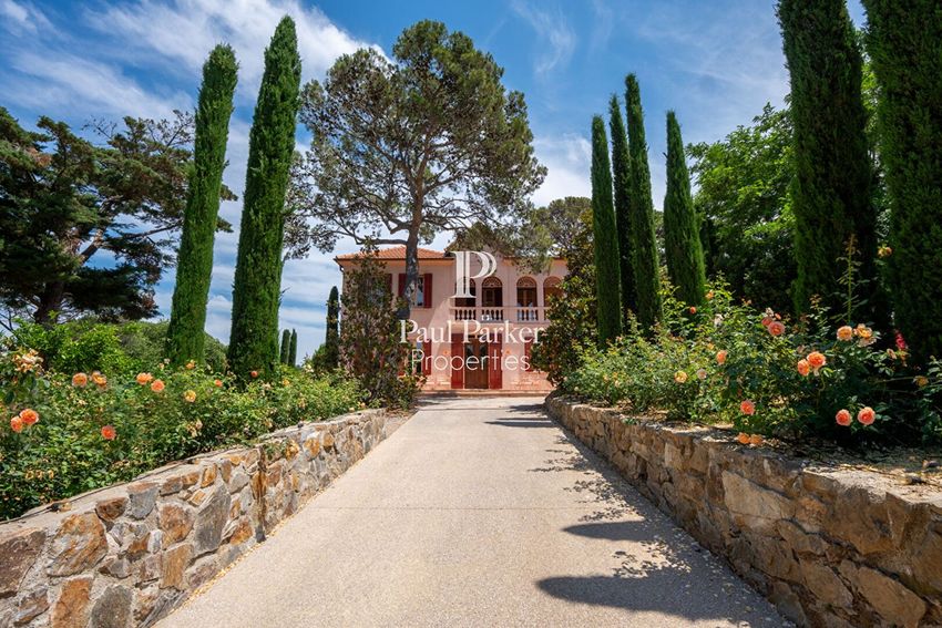 Image Façade à  villa de Saint-Tropez
