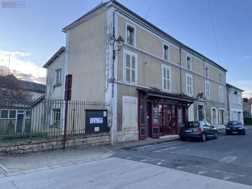 Image Vue à immeuble de Javerlhac-et-la-Chapelle-Saint-Robert