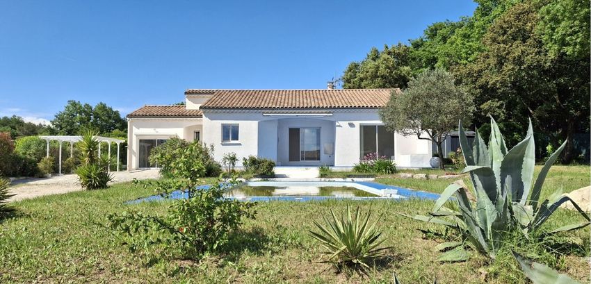 Image Façade à  villa de Montjoyer