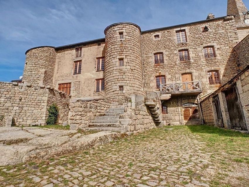 Image Façade à  château de Grandrieu