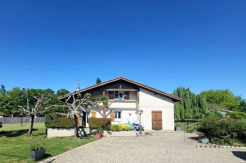 Image Façade à  maison individuelle de Roaillan