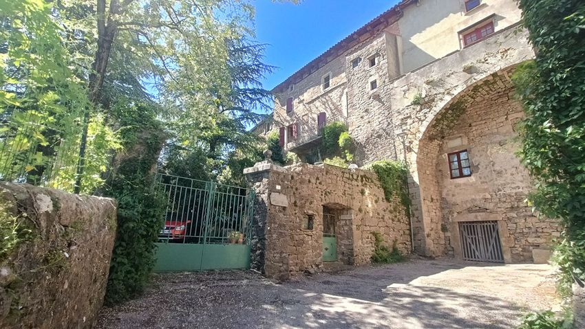Image Façade à  maison mitoyenne de Sainte-Eulalie-de-Cernon