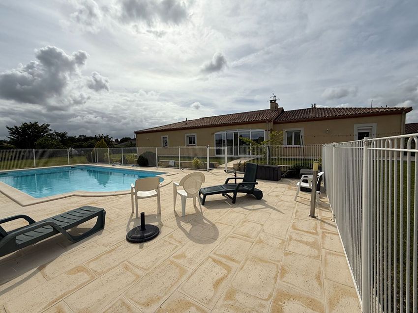 Image Piscine à  maison individuelle de Bias