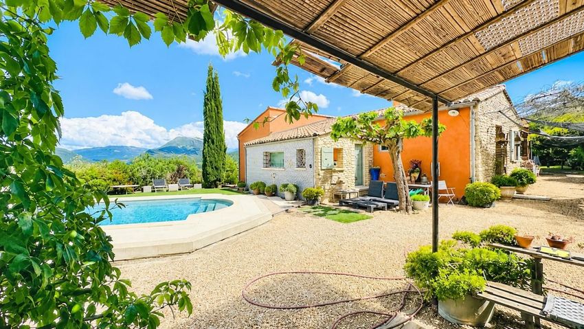 Image Piscine à  maison individuelle de Entrechaux