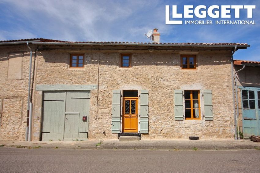 Image Vue à  propriété agricole de Les Salles-Lavauguyon