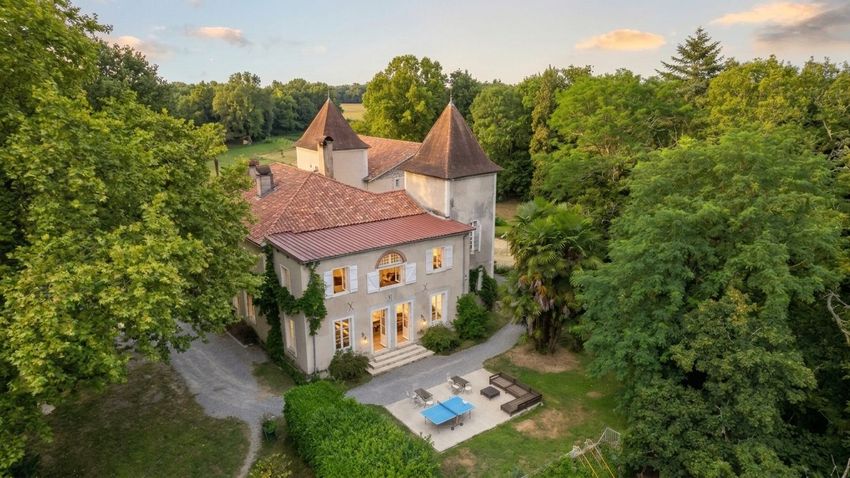 Image Façade à  château de Pouillon