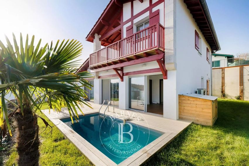 Image Piscine à  maison de village de Urrugne