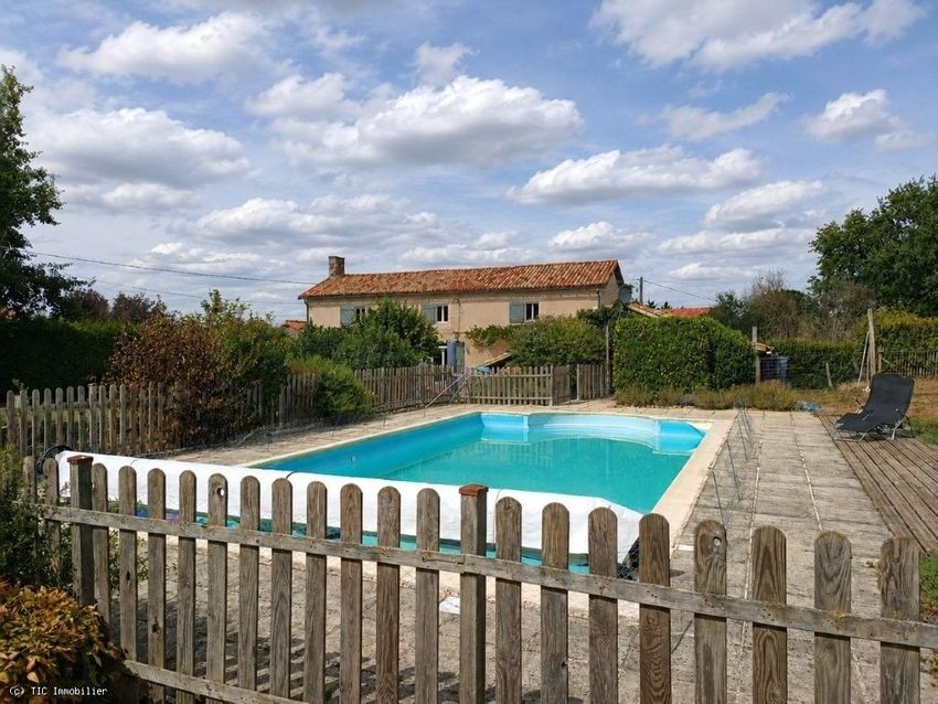 Image Piscine à  maison individuelle de Charroux