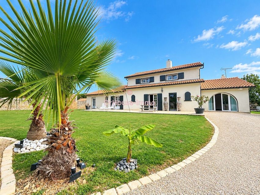 Image Façade à  villa de Cissé