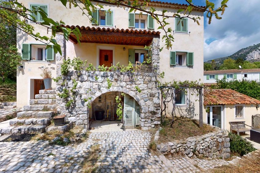 Image Façade à  villa de Tourrette-Levens
