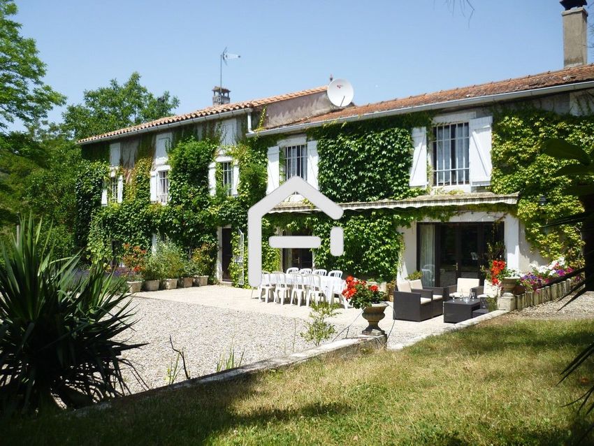 Image Façade à  ferme de Peyrefitte-du-Razès