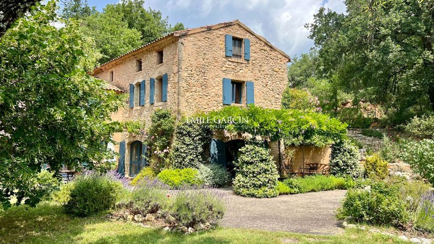 Image Façade à  maison individuelle de La Tour-d'Aigues