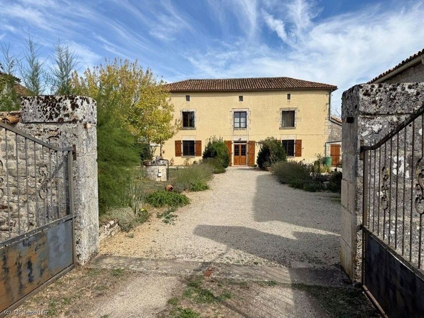 Image Façade à  propriété agricole de Villefagnan