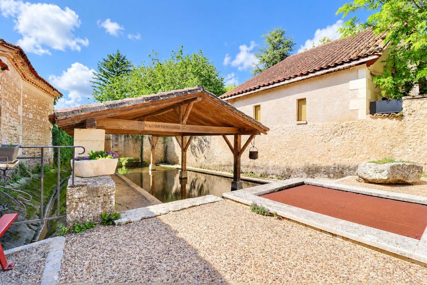 Image Façade à  maison mitoyenne de Saint Privat en Périgord