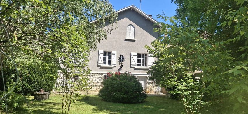 Image Façade à  villa de Excideuil