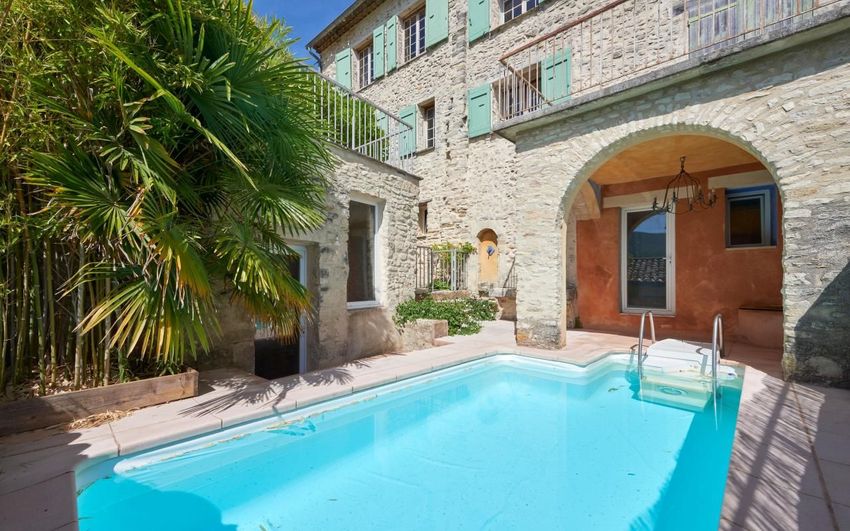 Image Piscine à  maison de village de Dauphin