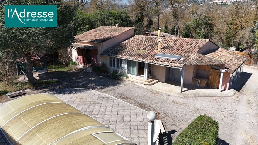 Image Façade à  villa de Callian