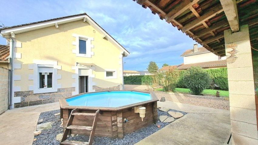 Image Piscine à  maison mitoyenne de Le Pizou