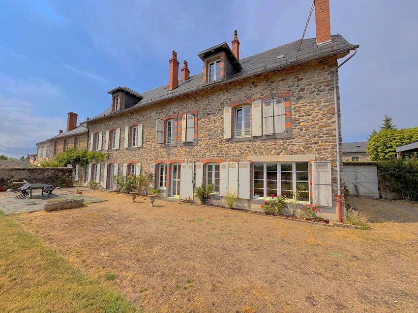 Image Façade à  maison de village de Ruynes-en-Margeride