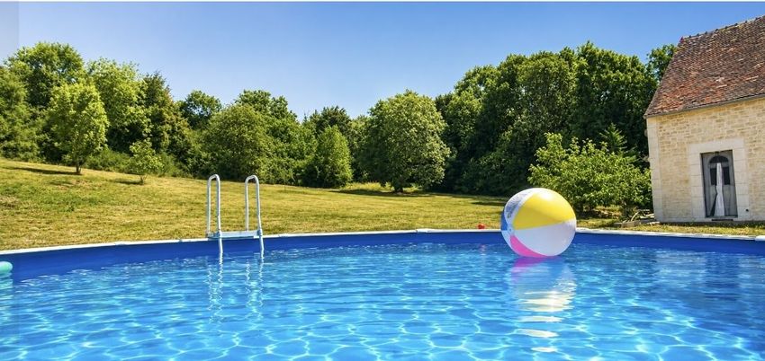 Image Piscine à  maison en pierre de Montgivray
