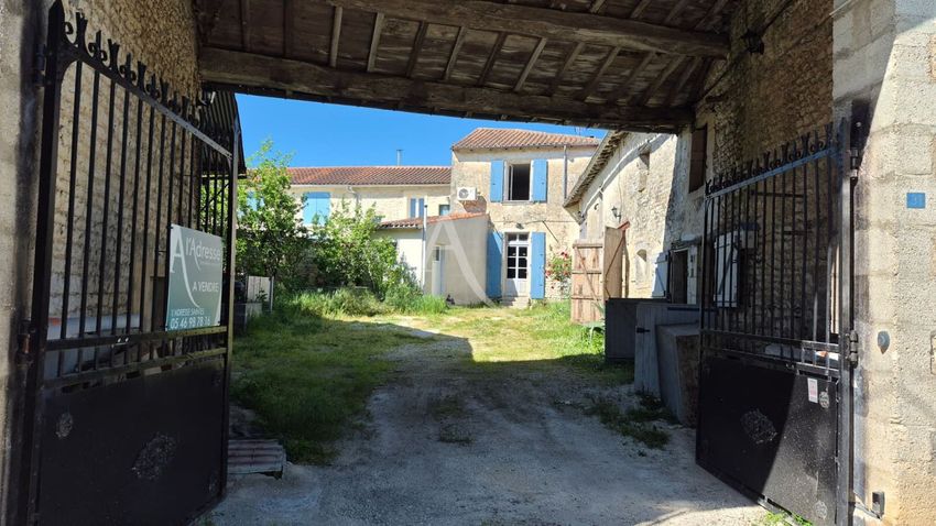 Image Façade à  maison mitoyenne de Loiré-sur-Nie