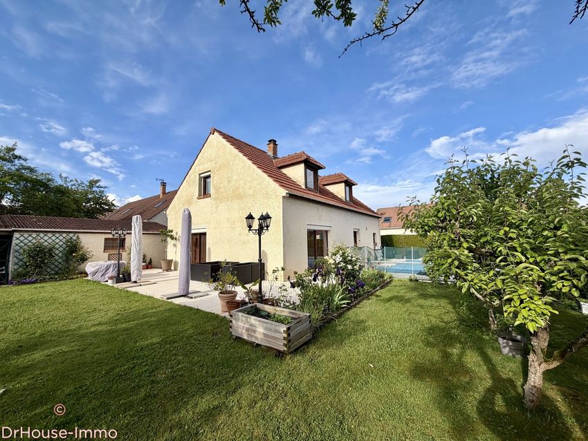 Image Façade à  villa de Montévrain