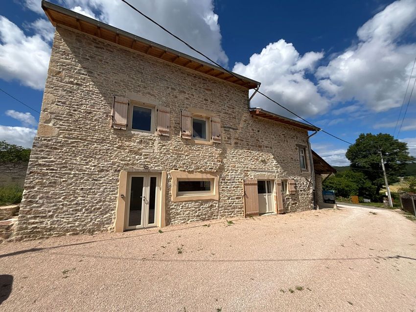 Image Façade à  maison mitoyenne de Saint-Maurice-de-Satonnay