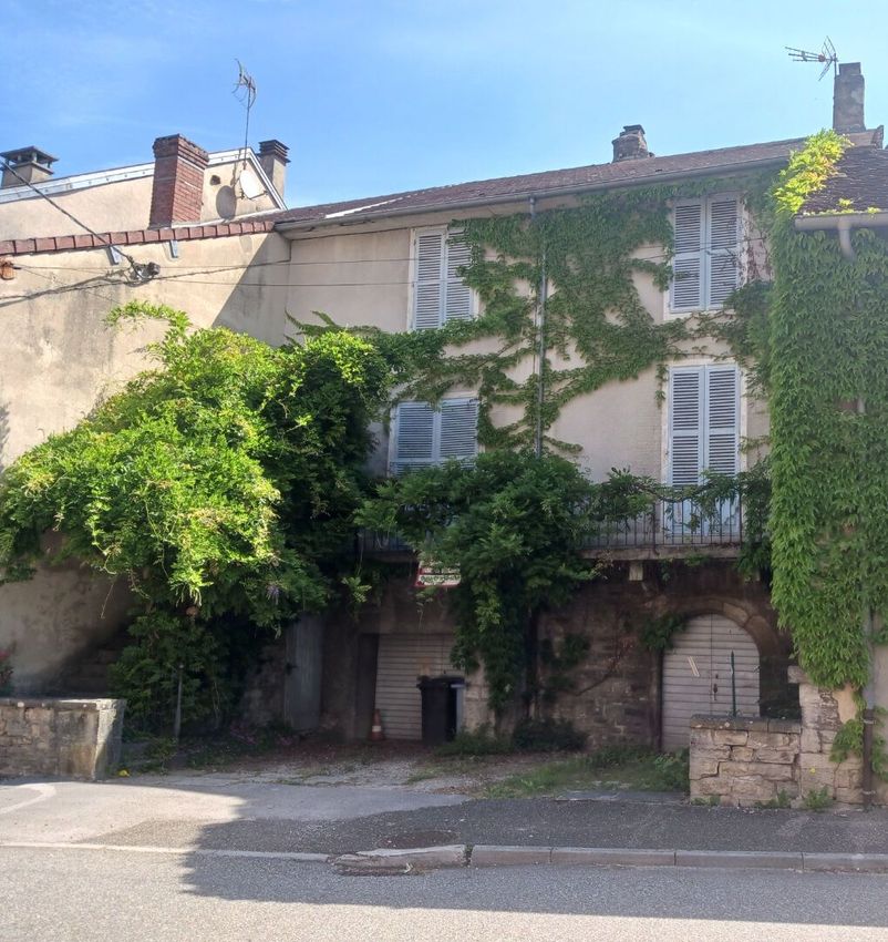 Image Façade à  maison mitoyenne de Conliège
