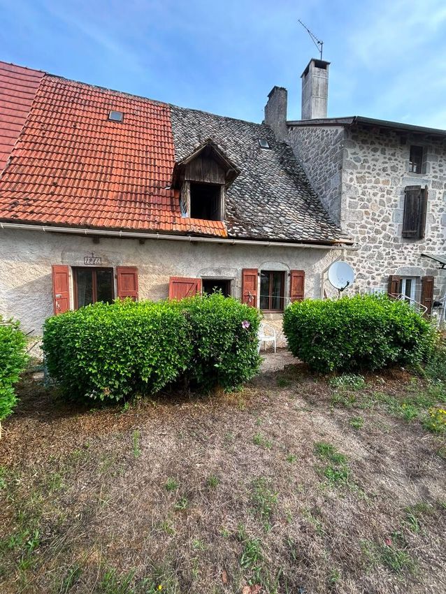 Image Façade à  maison mitoyenne de Le Rouget-Pers