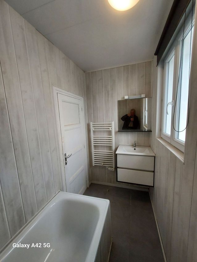 Image Salle de bains à  maison mitoyenne de 22 Rue Ernest Renan