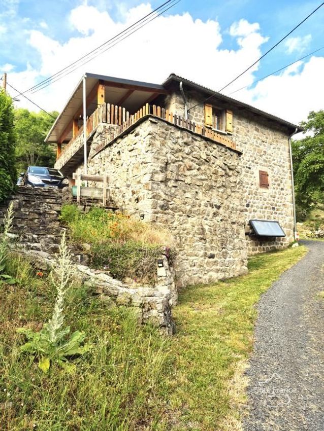 Image Façade à  propriété agricole de Saint-Julien-d'Intres