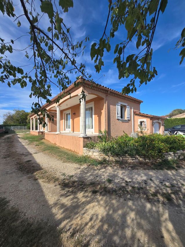 Image Façade à  villa de Bagard