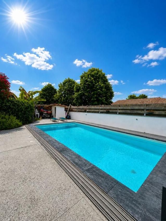 Image Piscine à  maison individuelle de Tosse