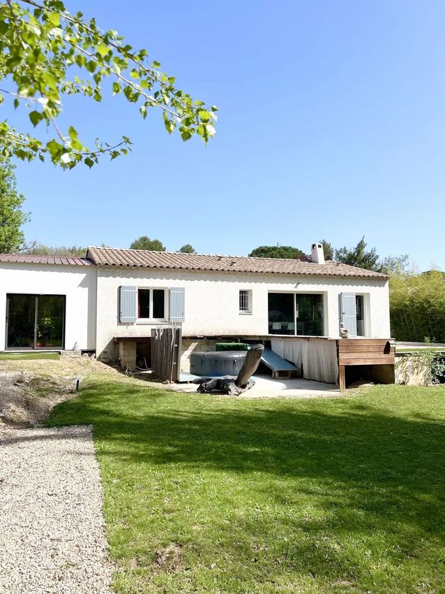 Image Façade à  villa de Le Val