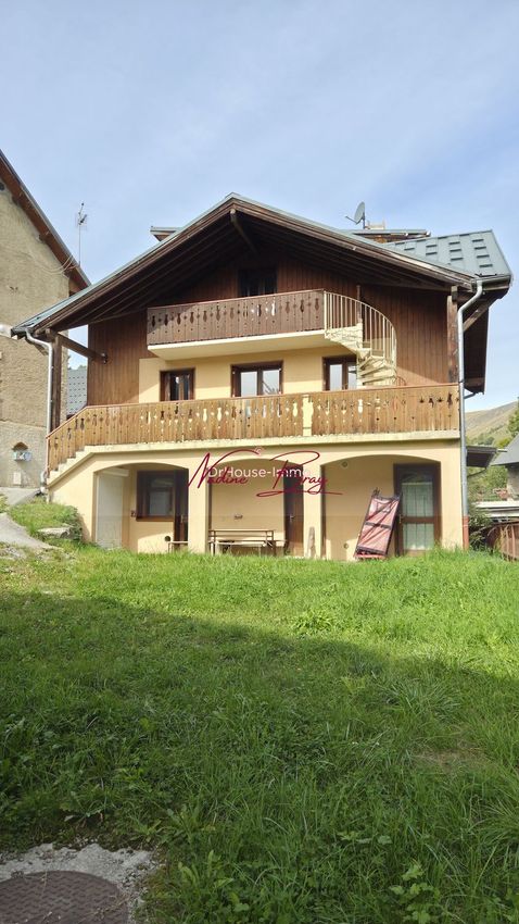 Image Façade à  maison jumelée de Saint-Jean-d'Arves