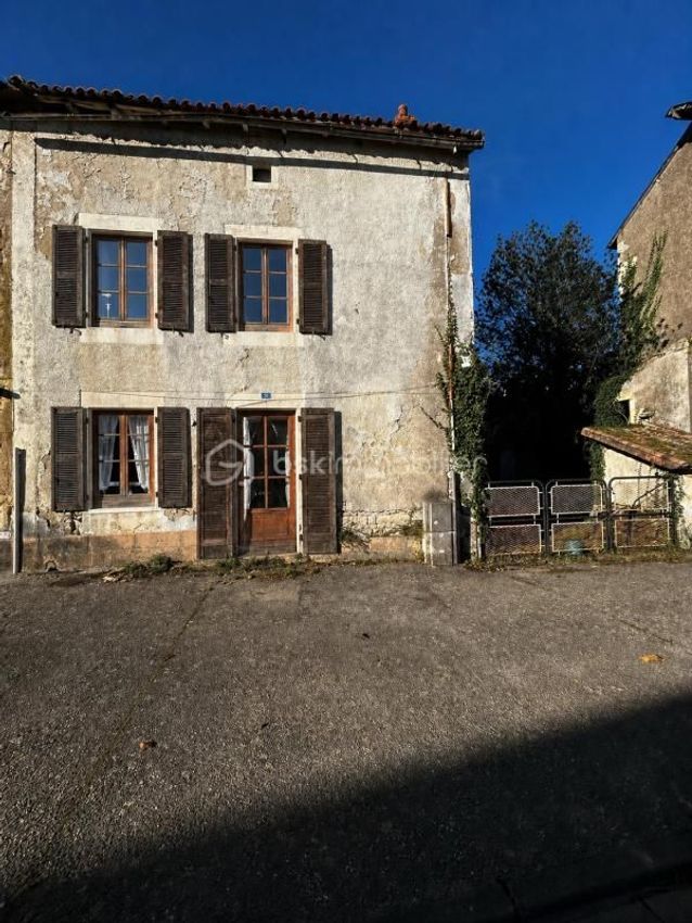 Image Façade à  maison de village de Champagné-le-Sec